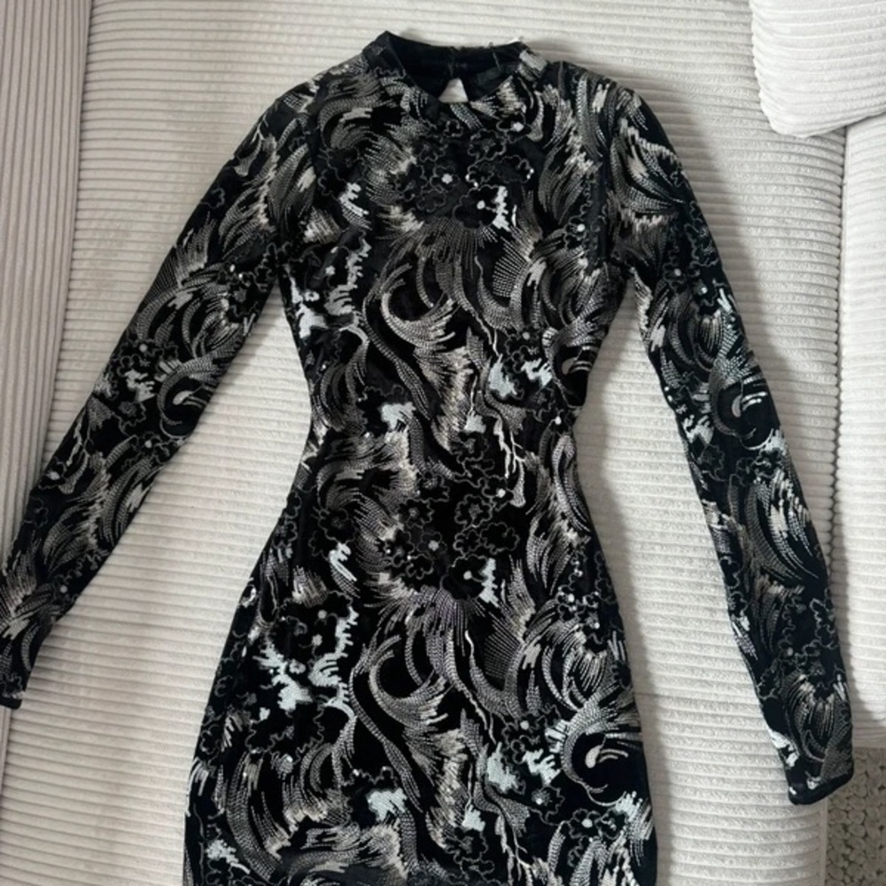 Chic Black and White Long Sleeve Dress